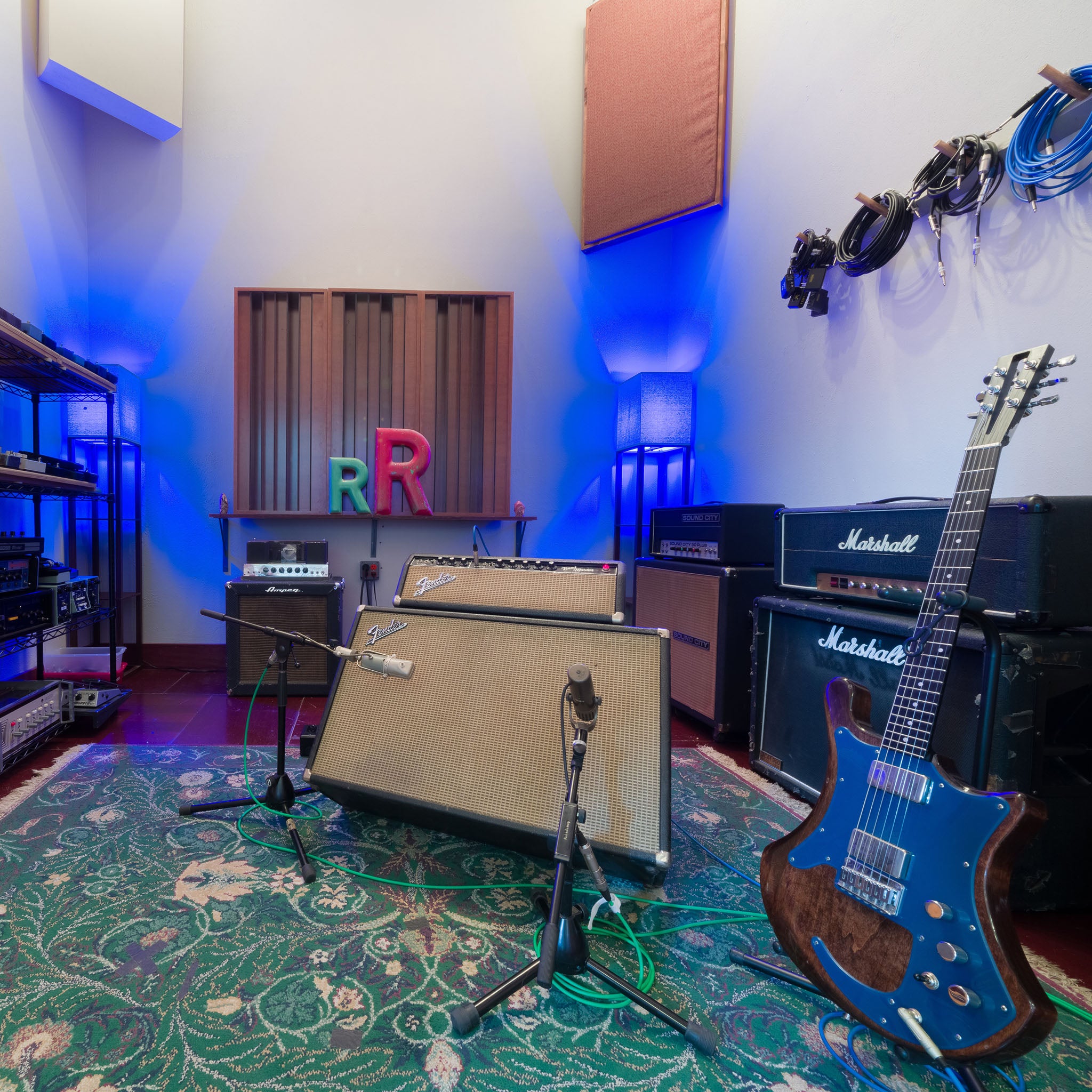 INSTRUMENTS + AMPS – Soviet American Audio Systems